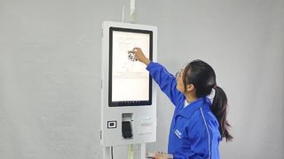 Estação POS de quiosque de pagamento de autoatendimento de piso de 24 polegadas