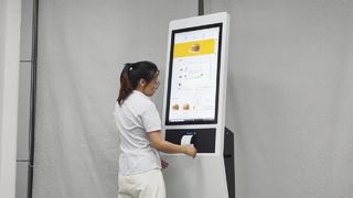 Quiosque de autoatendimento com tela de toque de piso de 32 polegadas com impressora