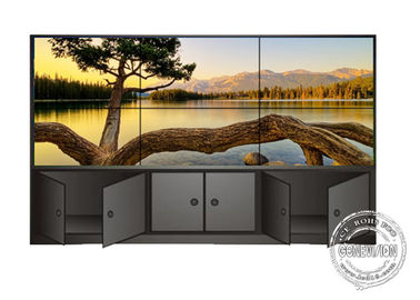 O assoalho sem emenda estreito de emenda da moldura 5.5mm que está o signage digital lcd indica o brilho alto